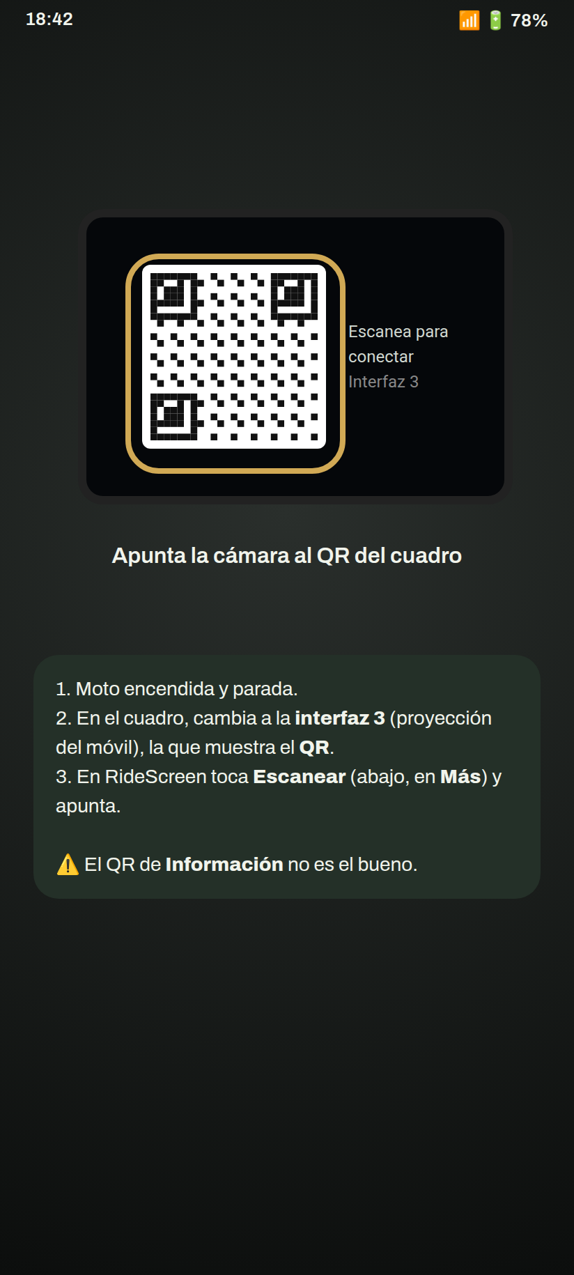 Cámara del móvil apuntando al código QR del cuadro