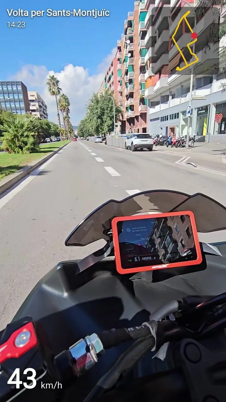 Vista desde la moto con Android Auto en el cuadro y la velocidad del viaje sobreimpresa